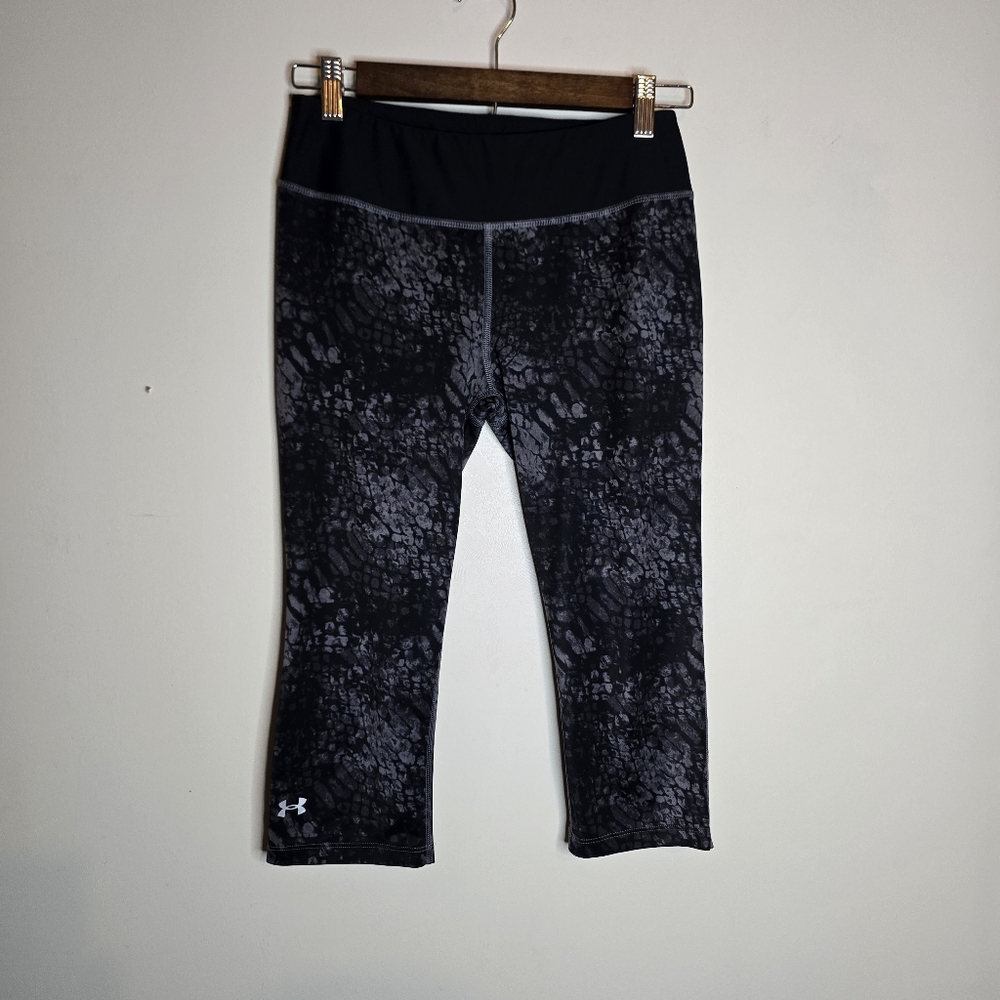 Under Armour Patterned Capris Size Small - image 1